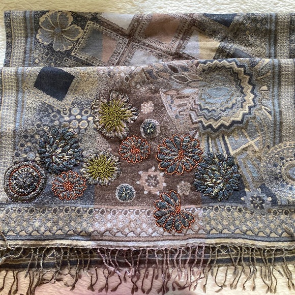 Embroidered fringed wool wrap - Picture 2 of 9